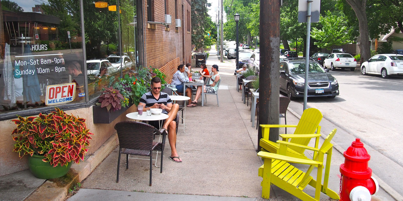 People at sidewalk cafe