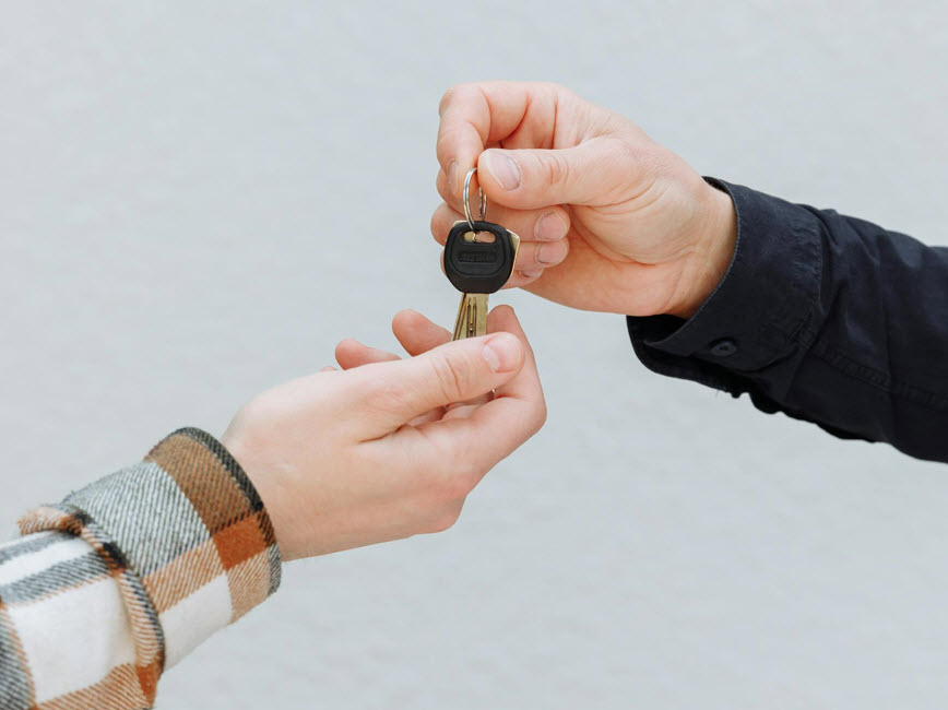 Handing over keys pexels